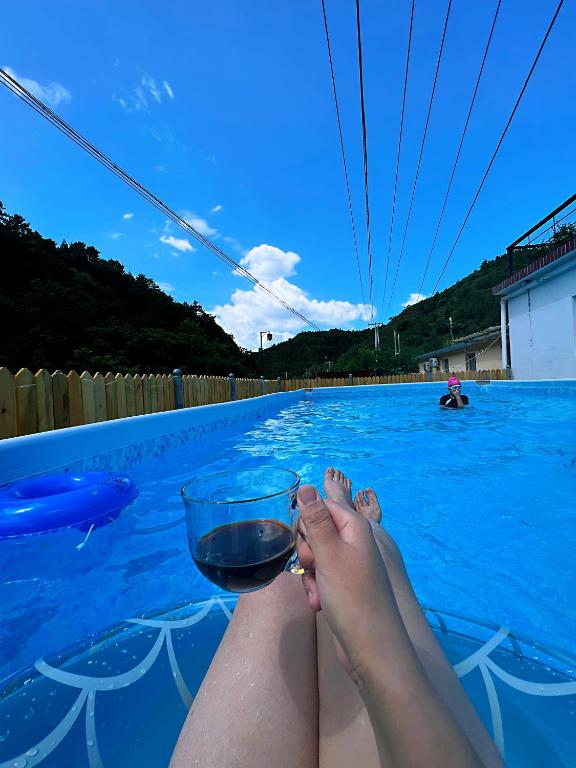 Bazén v ubytování Gubeikou Great Wall Chengtaoxiaozhu Boutique Homestay nebo v jeho okolí