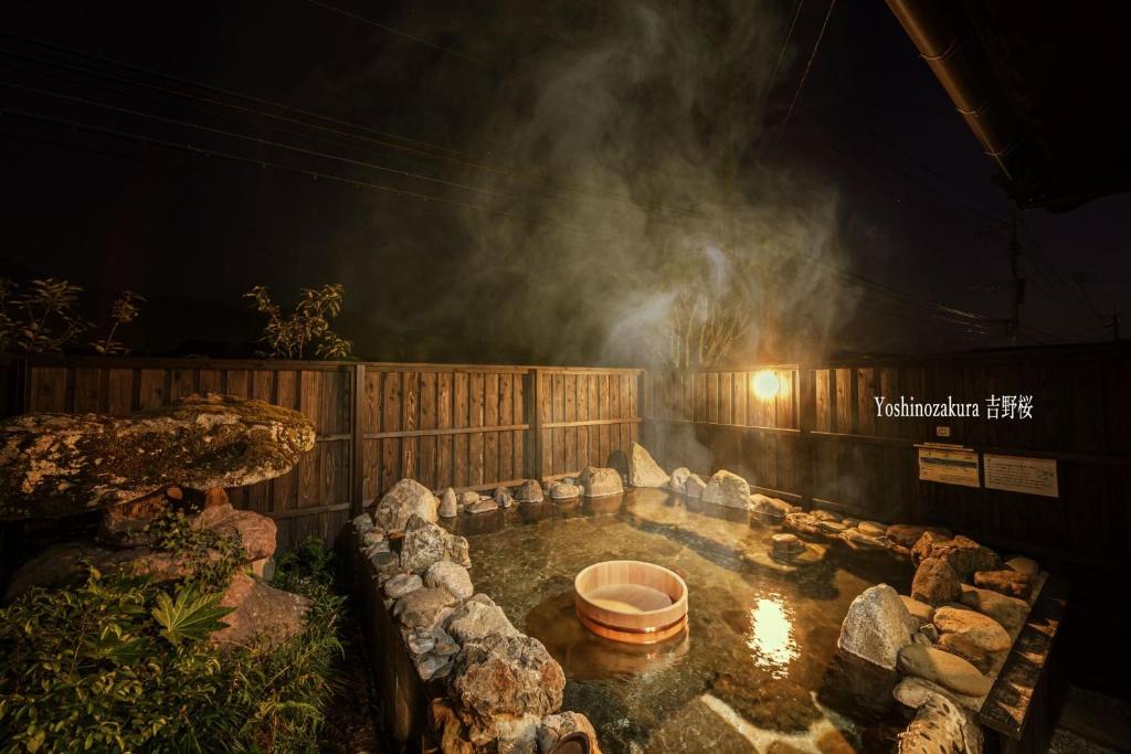 由布市にあるYumeguri no yakata Yoshinozakura - Vacation STAY 83043vの水のプールと柵のある庭園