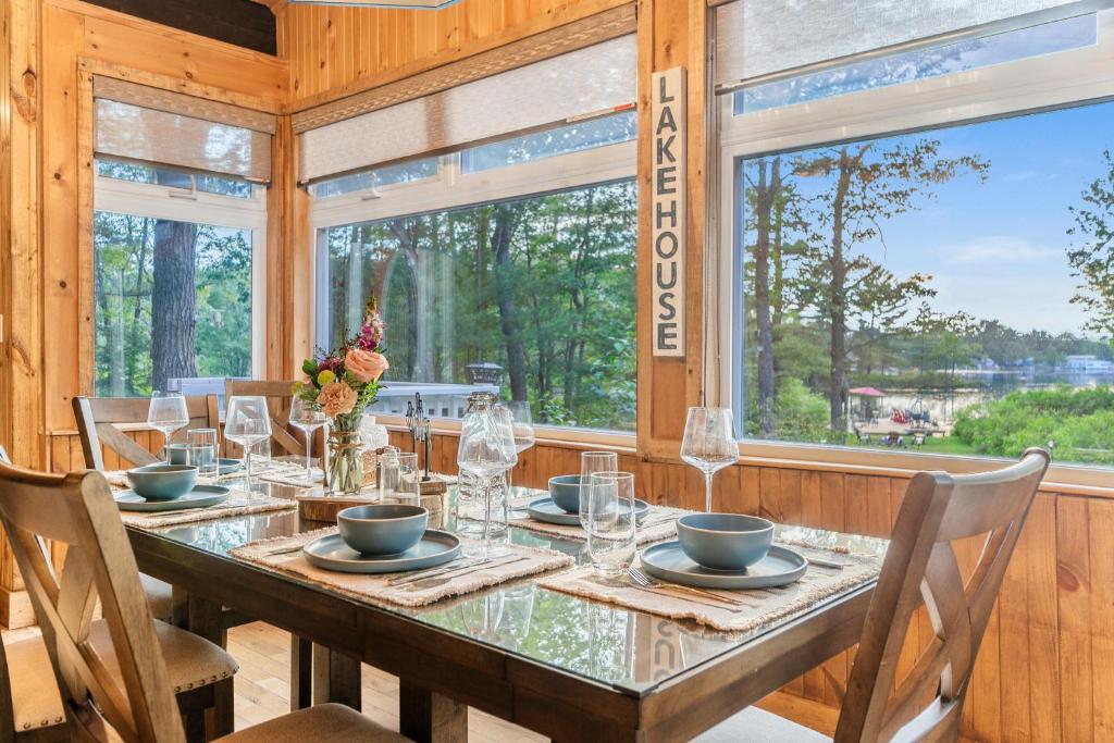Fotografie z fotogalerie ubytování Stunning 3br Waterfront Lake Cottage Hottub&sauna v destinaci Gravenhurst