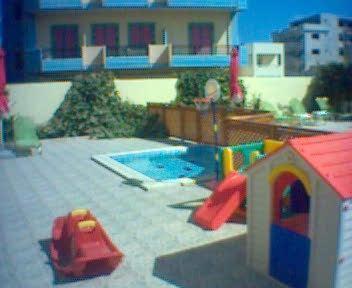 Bazén v ubytování Eleni Palace nebo v jeho okolí