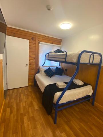 Postel nebo postele na pokoji v ubytování Lakefront Lodge Taupo