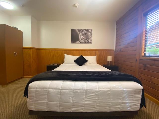 Postel nebo postele na pokoji v ubytování Lakefront Lodge Taupo