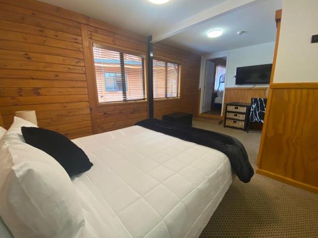 Postel nebo postele na pokoji v ubytování Lakefront Lodge Taupo
