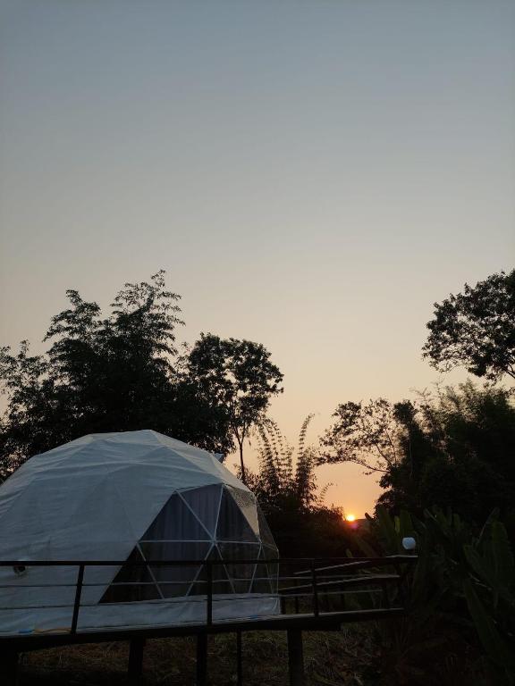 Východ nebo západ slunce při pohledu z luxury tent nebo okolí