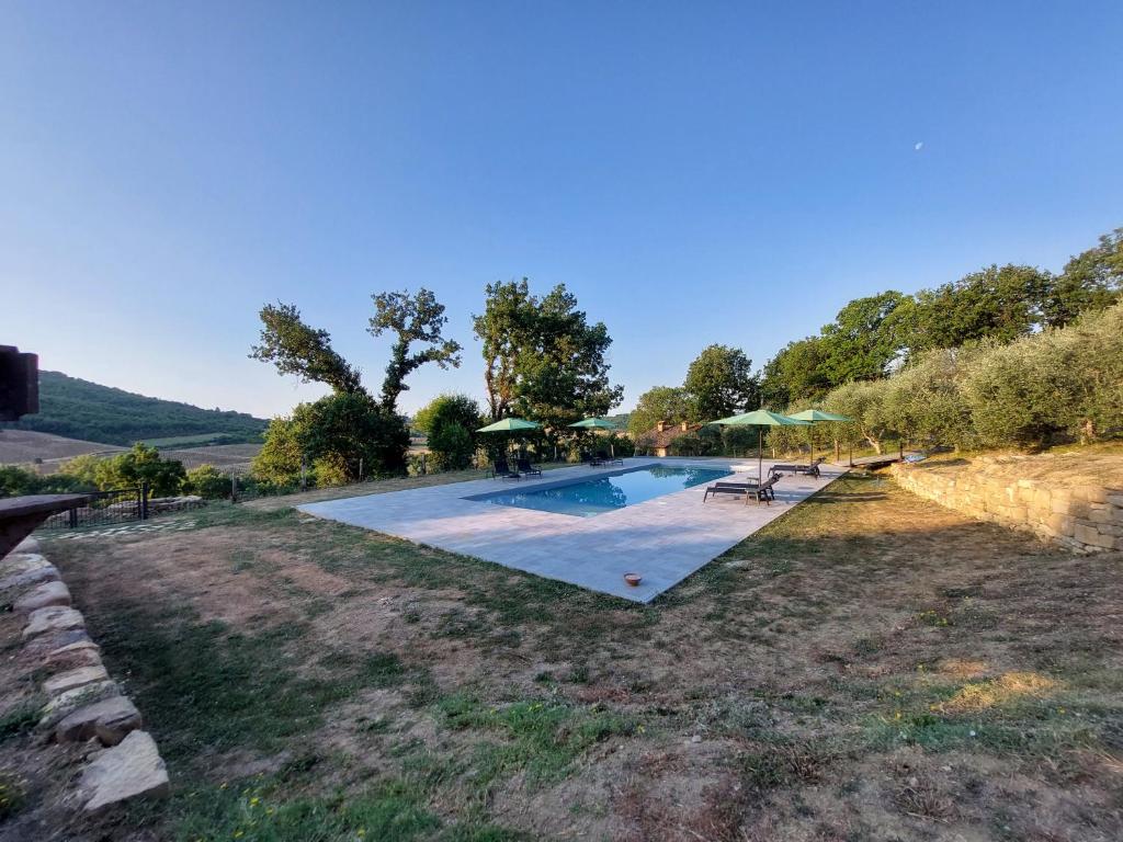 Agriturismo Pozzo dei Cocci内部或周边的泳池