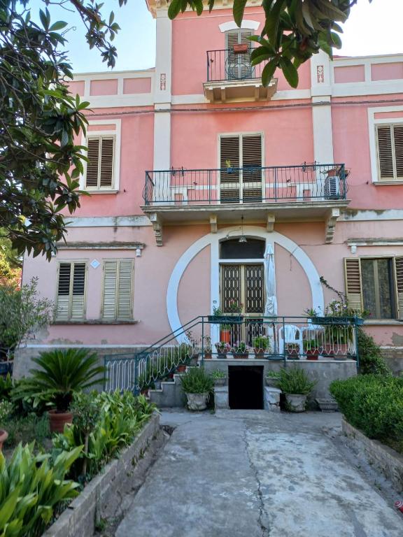 een roze gebouw met een balkon bij GREEN HOUSE in Vasto