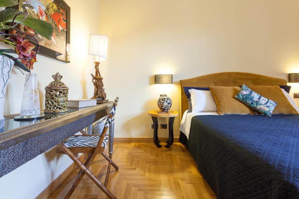 - une chambre avec un lit, une table et une lampe dans l'établissement Casa Roma Luxury Apartment, à Rome