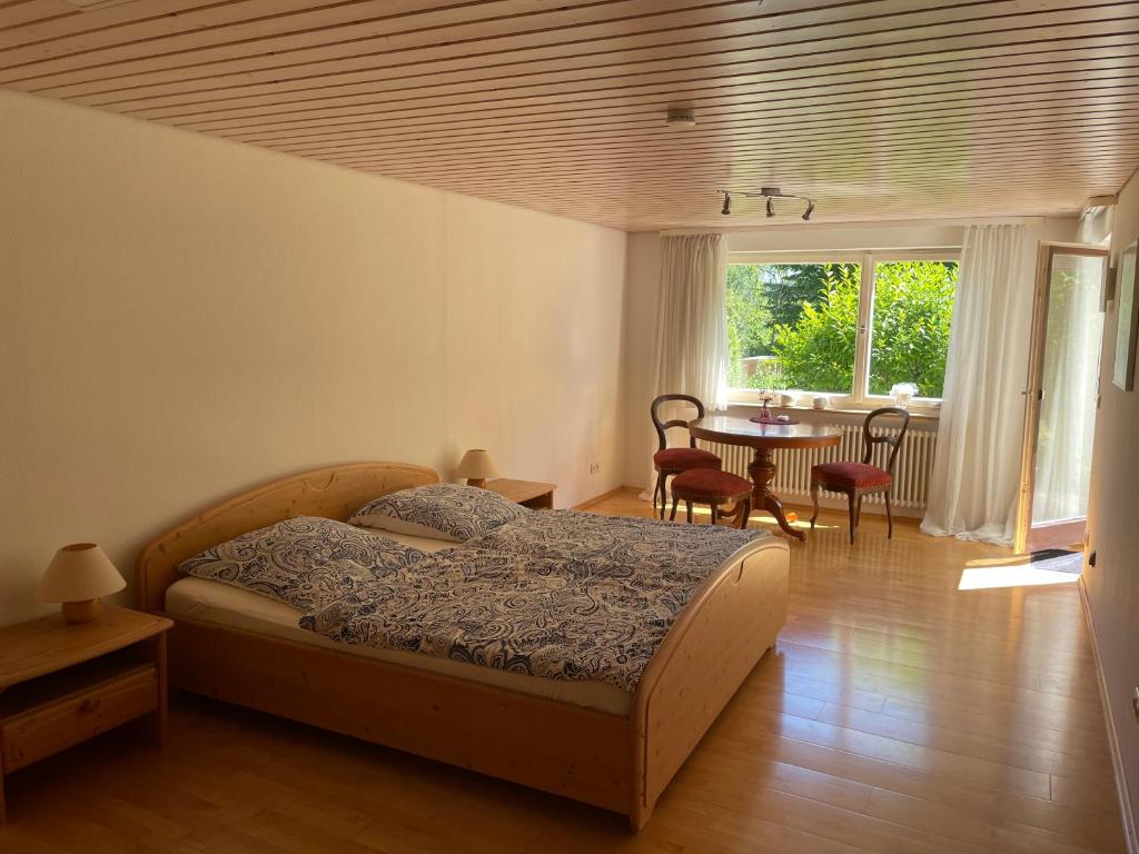 um quarto com uma cama e uma mesa com cadeiras em 2-Zimmer-Nichtraucher-Ferienwohnung Strobel em Tübingen