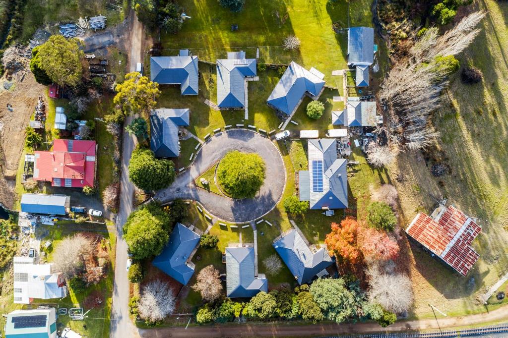 an aerial view of a yard with houses and trees at Giants Table and Cottages in Maydena