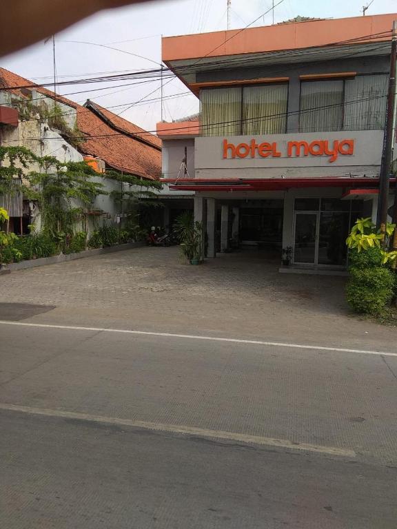 un hotel maya building sul lato di una strada di HOTEL MAYA a Tegal