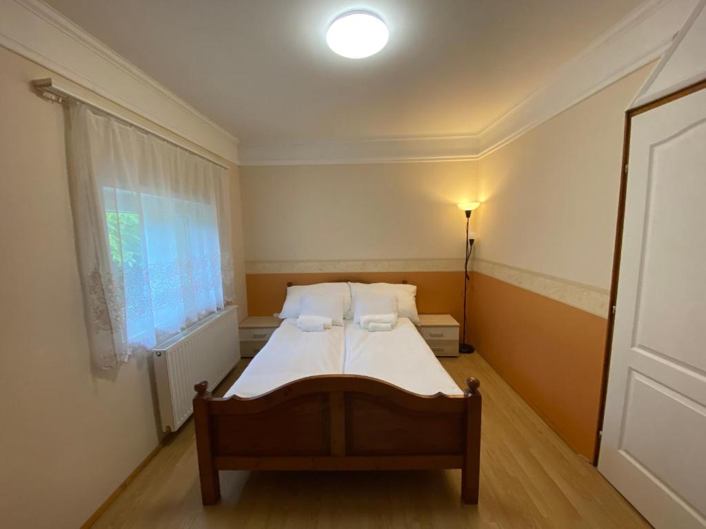 Postel nebo postele na pokoji v ubytování Rév1 Vendégház