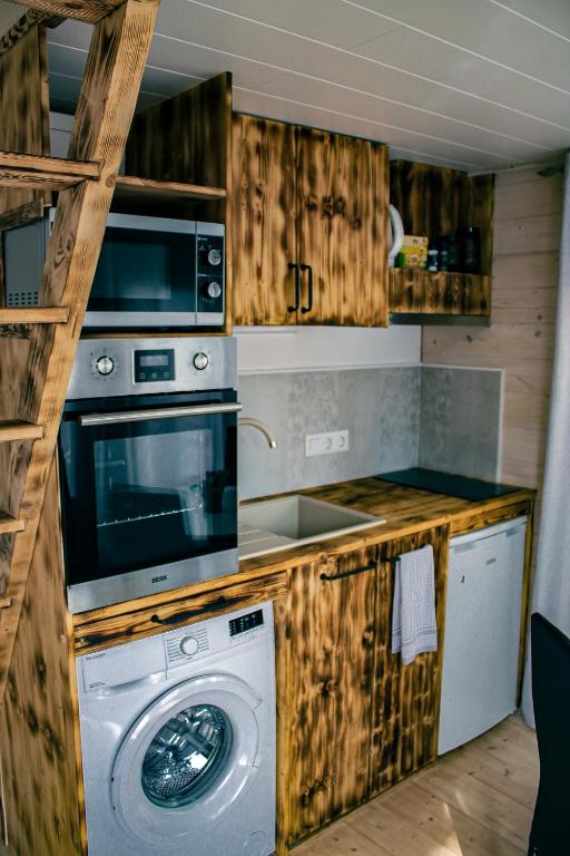 Kuchyň nebo kuchyňský kout v ubytování Tiny house near Viljandi lake