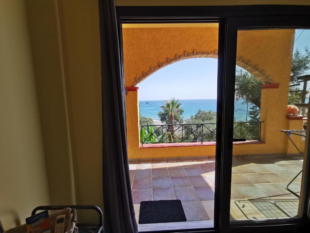 Balkon lub taras w obiekcie Pelekas Beach Apartments Rolling Stone
