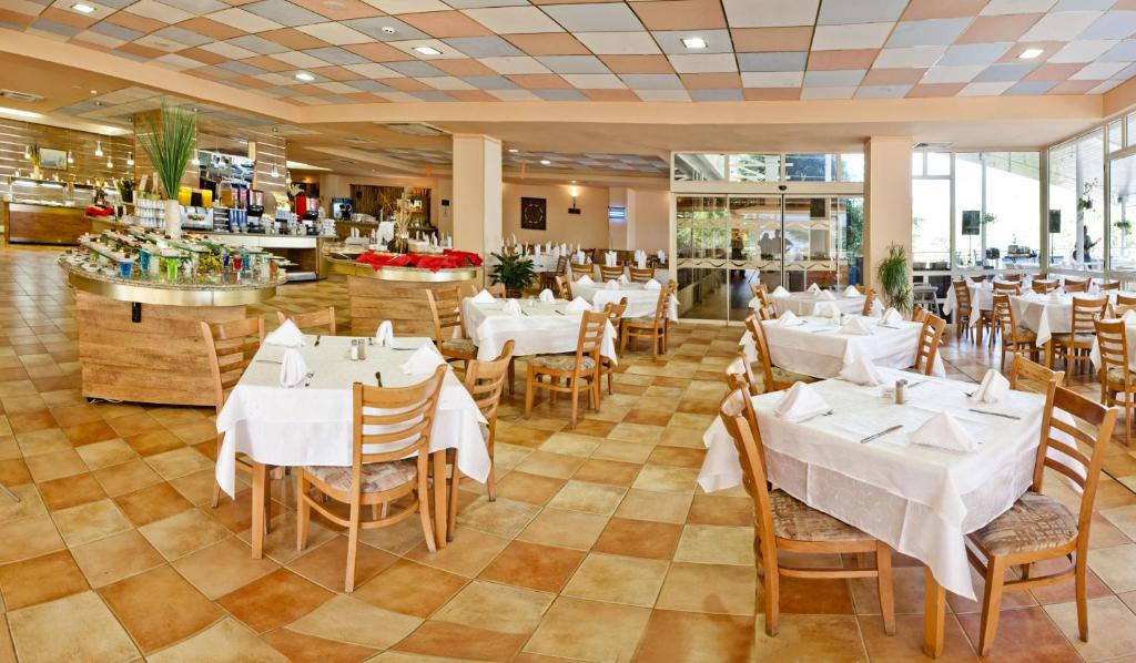 Restaurace v ubytování Hotel Sandy Beach