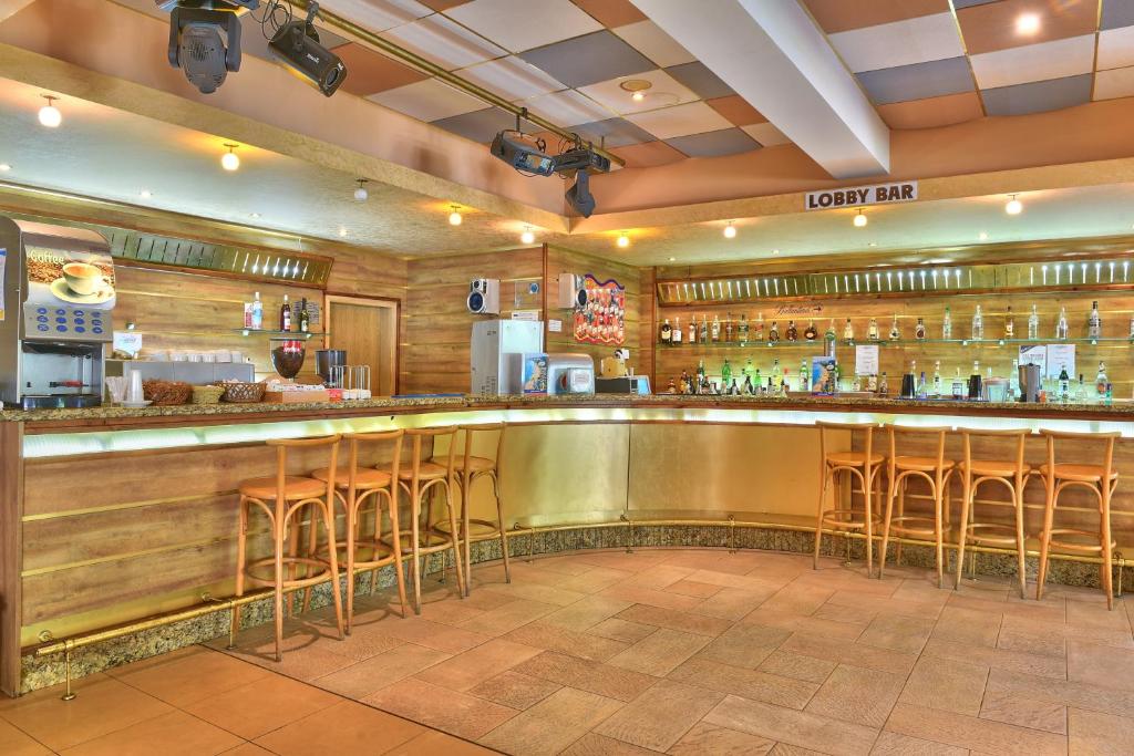 Lounge nebo bar v ubytování Hotel Sandy Beach