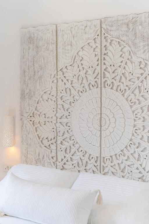 Postel nebo postele na pokoji v ubytování SantoRossa Luxury Villas