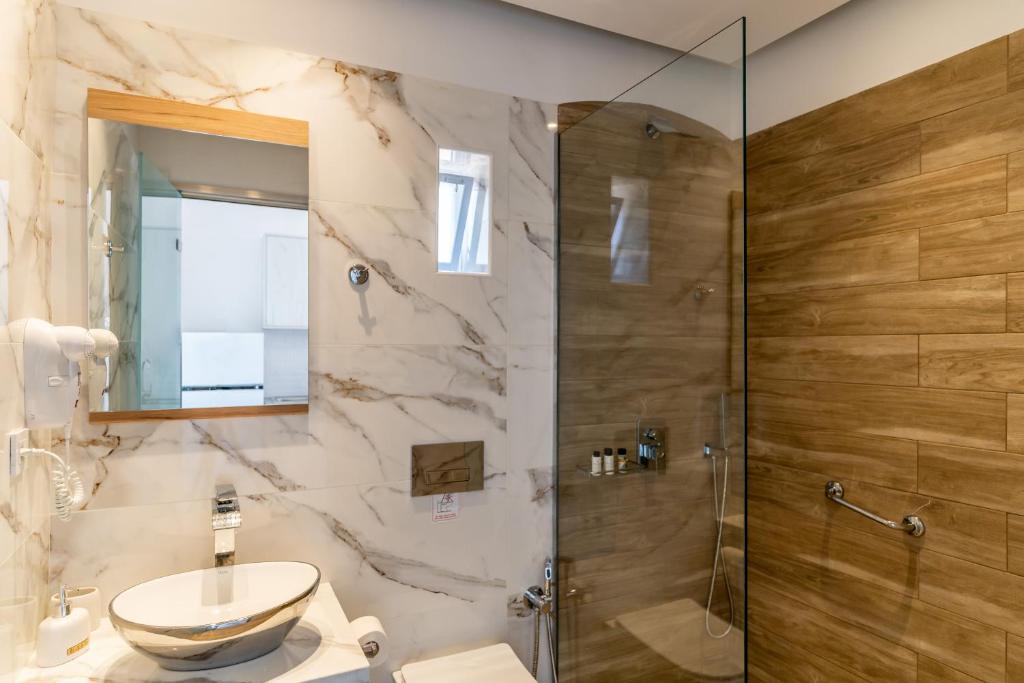 Koupelna v ubytování SantoRossa Luxury Villas
