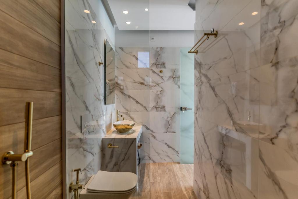 Koupelna v ubytování SantoRossa Luxury Villas