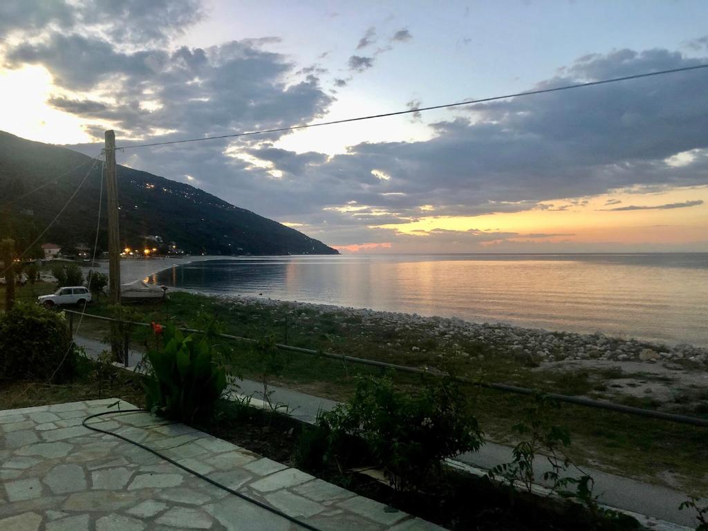 widok na zbiornik wodny o zachodzie słońca w obiekcie Seaside Villa Eleni w mieście Chorefto