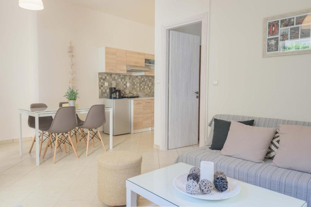 sala de estar con sofá y mesa en Pasithea apts, en Almyrida