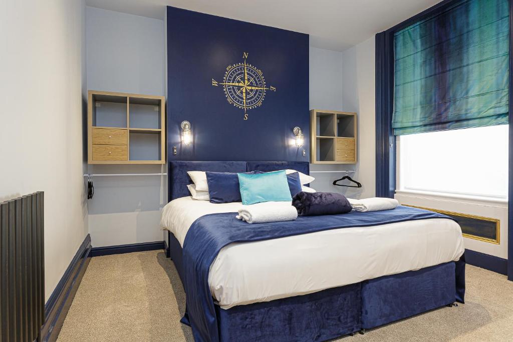 sypialnia z dużym łóżkiem z znakiem morskim na ścianie w obiekcie Cormorant PLACE LUXURY PAD w mieście Portsmouth