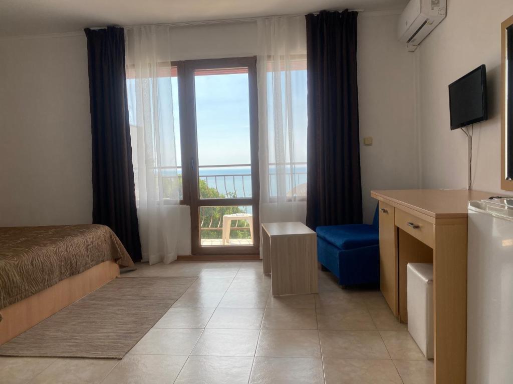 TV a/nebo společenská místnost v ubytování Family Hotel Rai-Only Adults