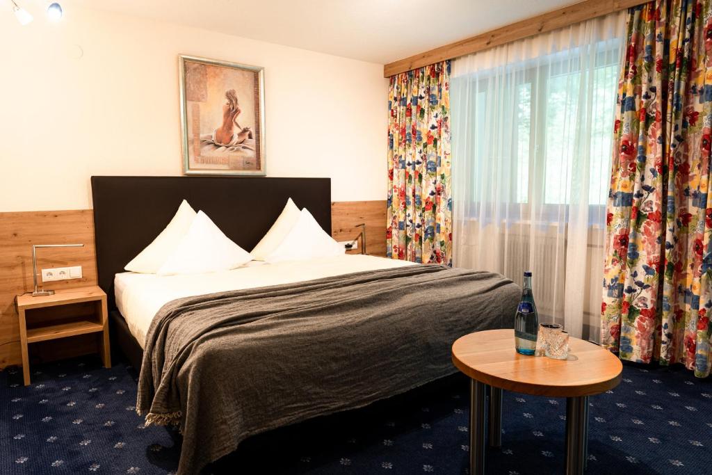 Postel nebo postele na pokoji v ubytování Hotel Edelweiss