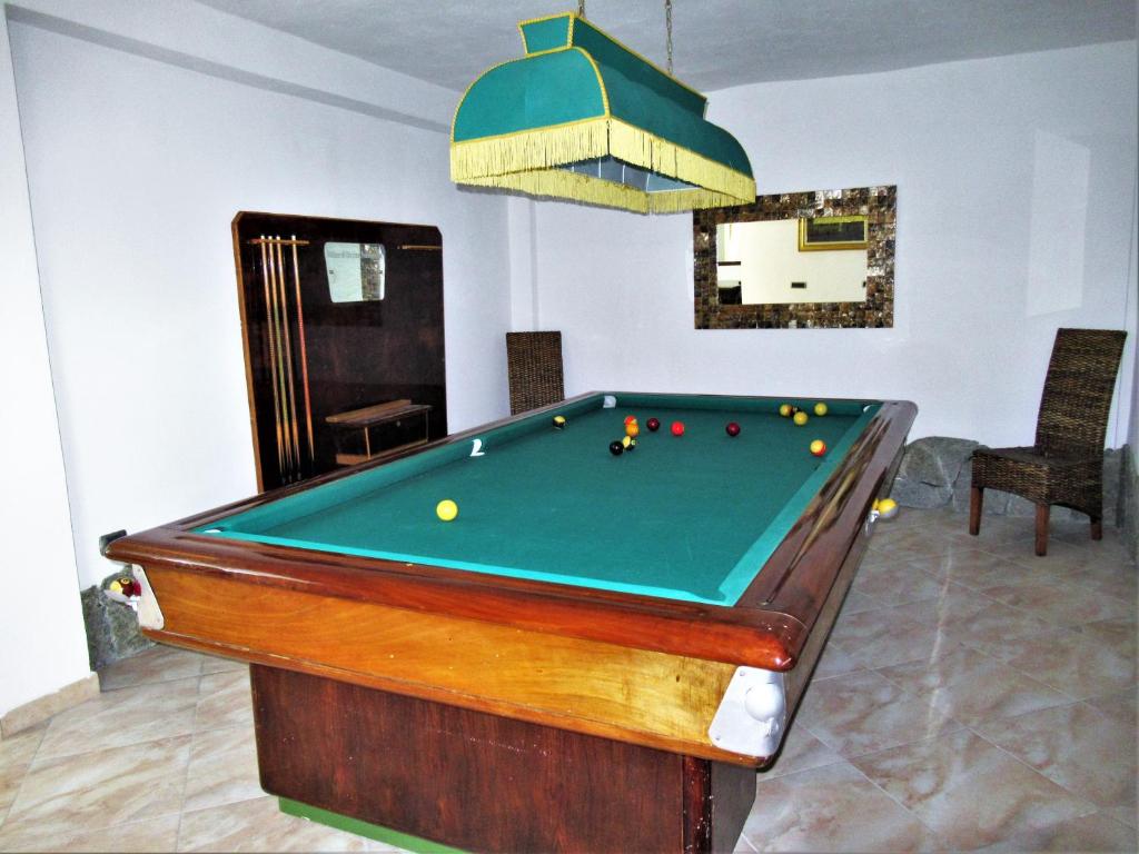 a pool table in a living room with ahibition at Villa Gallo - Seminterrato luminoso in Capoterra