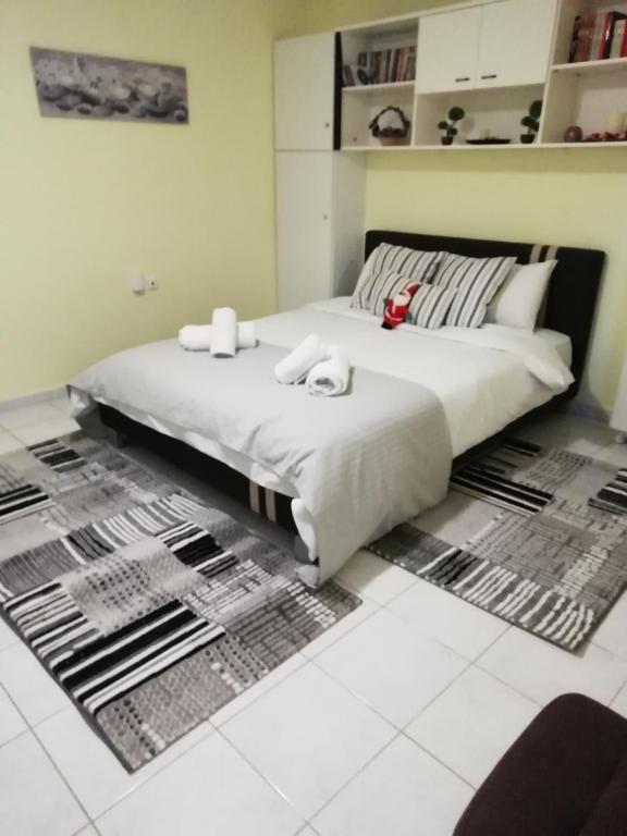Postel nebo postele na pokoji v ubytování COZZY STUDIO IN NEA MAKRI