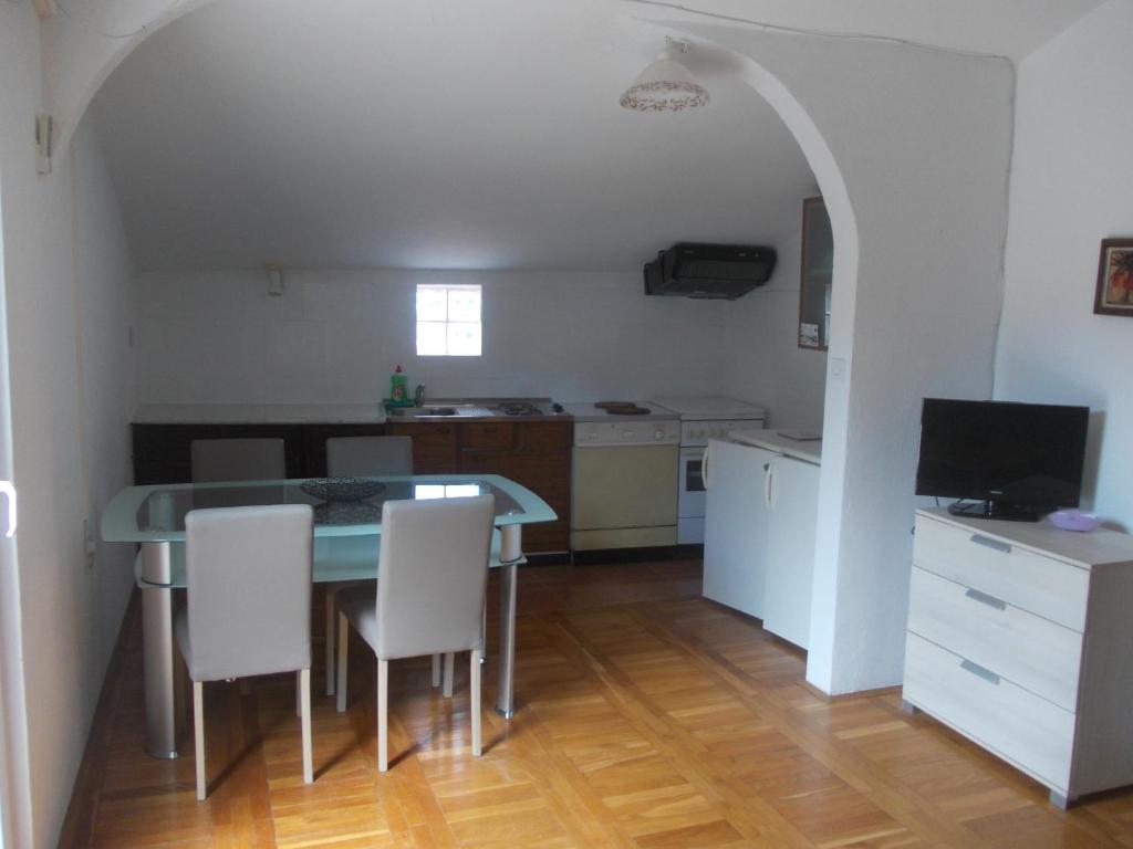 Televízia a/alebo spoločenská miestnosť v ubytovaní Apartmani Crkvina