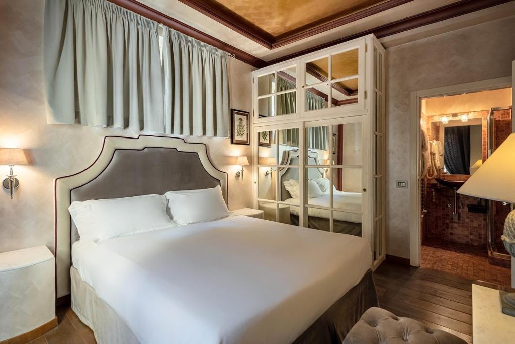 佛羅倫斯的住宿－佛羅倫薩馬貝勒岡布瑞納斯住宿加早餐旅館，卧室配有一张大白色床和窗户