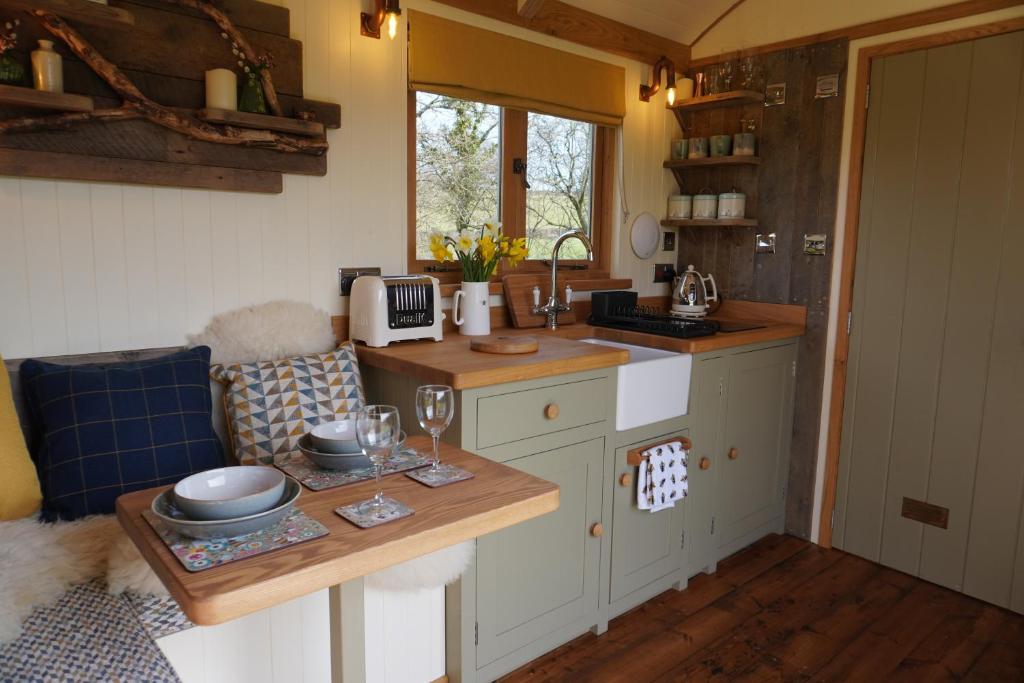 Little Ash Glamping - Luxury Shepherd's Huts - Holiday Home