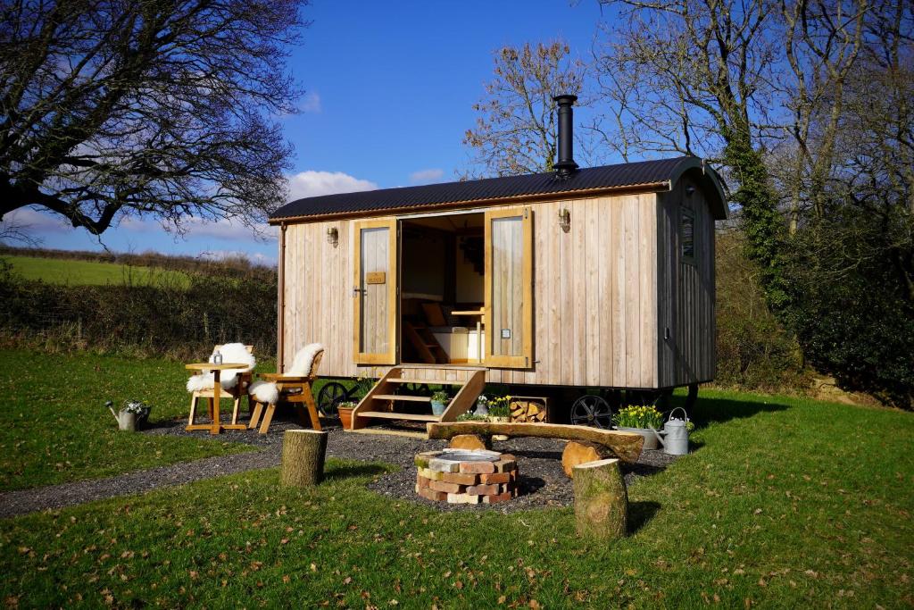 حديقة خارج Little Ash Glamping - Luxury Shepherd's Huts