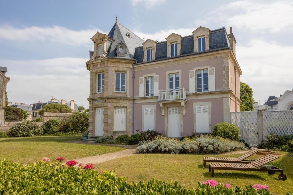 Vonkajšia záhrada v ubytovaní Villa Les Hirondelles - Appartement avec Jardin Front de mer