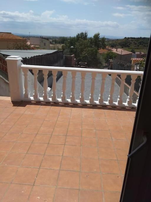 białą poręczą na balkonie z widokiem w obiekcie CASA LA SABONERA w mieście Vilajuiga