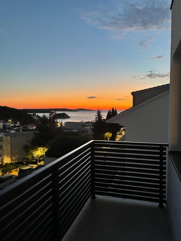 uma vista para o pôr-do-sol a partir da varanda de uma casa em Sandi Hvar em Hvar