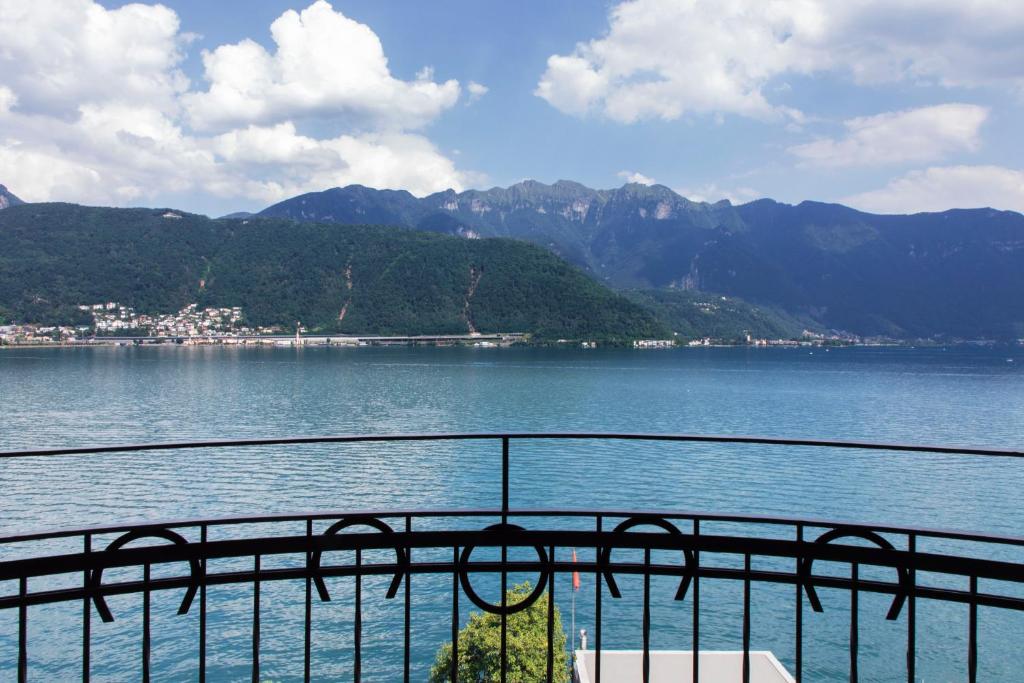 Blick auf einen großen Wasserkörper mit Bergen in der Unterkunft 76 The Lake House - Lugano in Melide