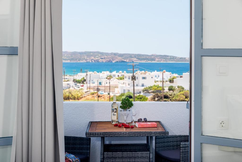 - une table sur un balcon avec vue sur l'océan dans l'établissement eLea, à Adamas