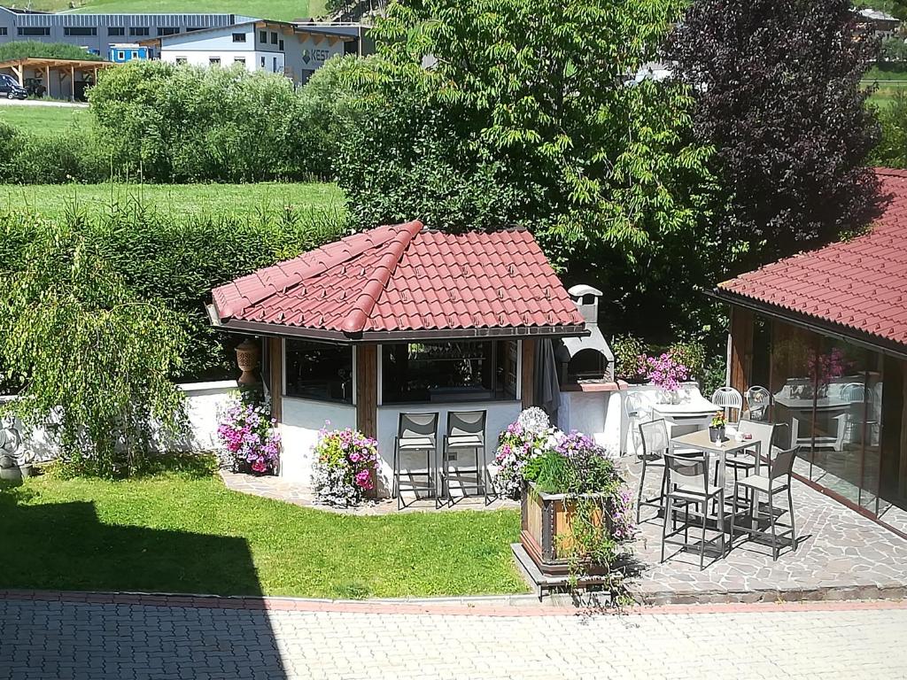 A garden outside Tischlmühle Appartements & mehr