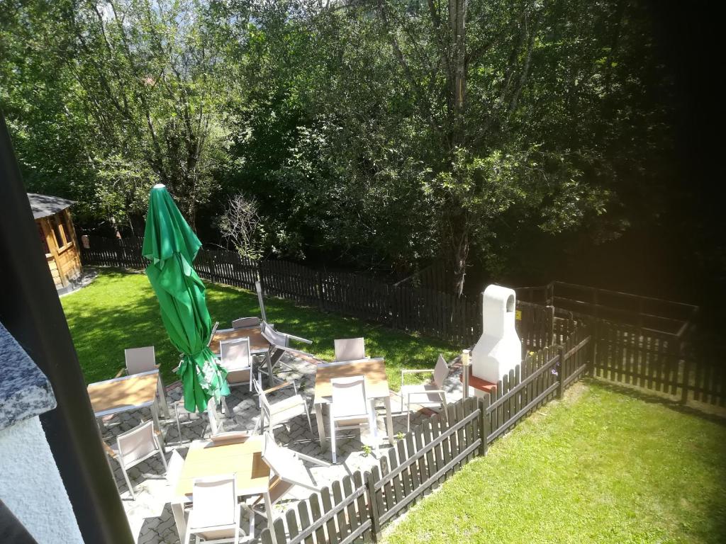 A garden outside Tischlmühle Appartements & mehr