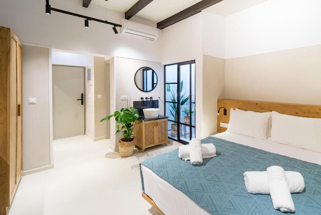 un dormitorio con una cama con dos almohadas en Incentra, en La Canea