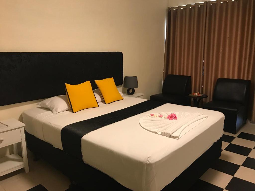 Tempat tidur dalam kamar di Moatoga Hotel