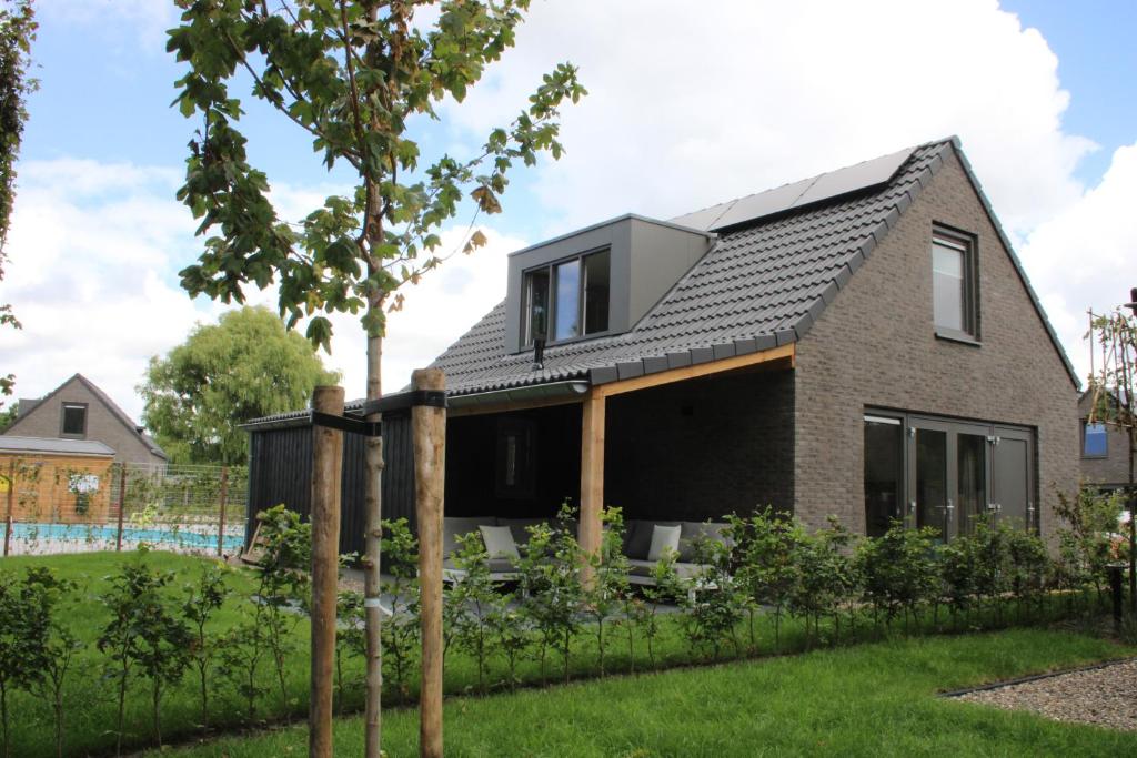 a house with a solarium on the roof at Slapen aan zee by Droomvilla in Sint Maarten