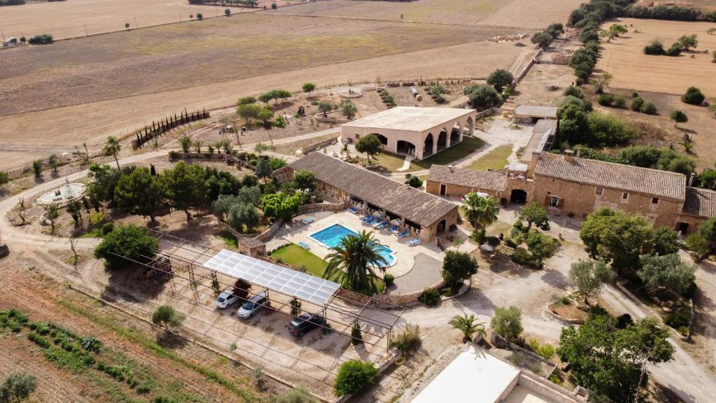 een luchtzicht op een huis met een zwembad bij Agroturisme Son Llado in Campos