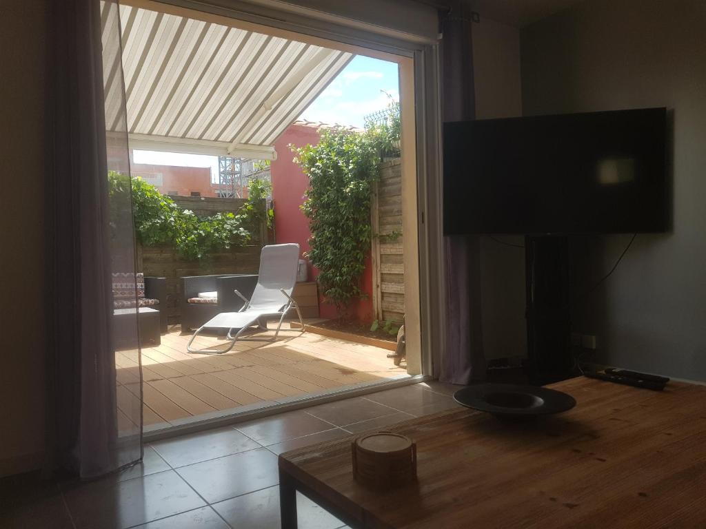 Televízia a/alebo spoločenská miestnosť v ubytovaní Joli appartement 50 m2 classé 3 etoiles avec terrasse et jardin