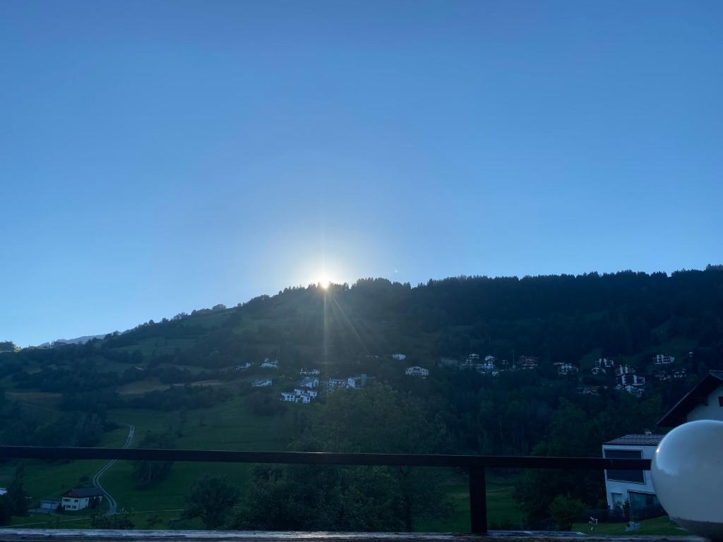 een uitzicht op de zonsondergang op een berg bij Dachwohnung in der Mitte von Laax-Dorf in Laax