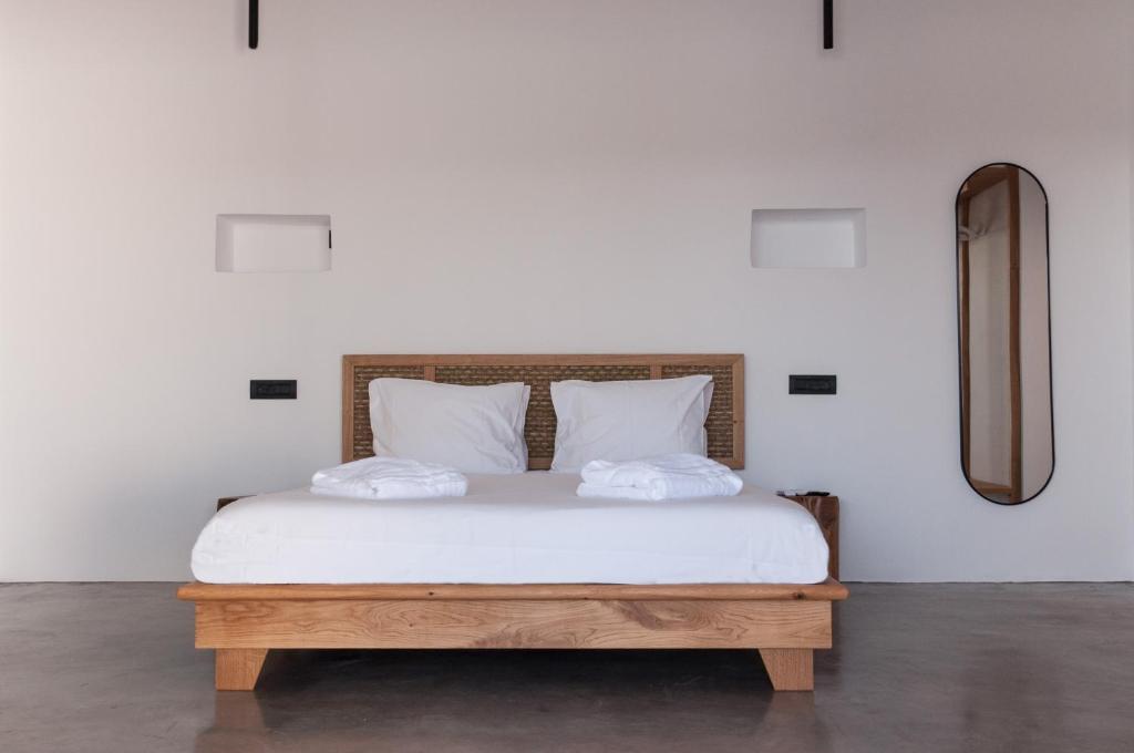 1 dormitorio con 1 cama con 2 almohadas blancas en Stremma Naxos en Naxos