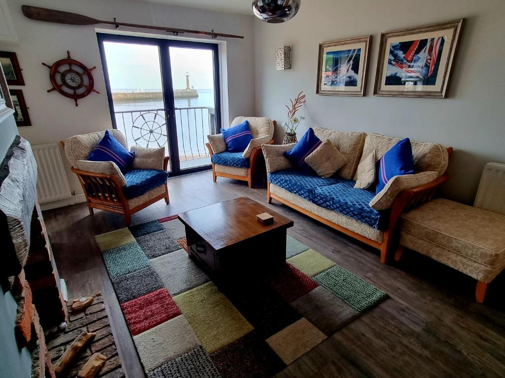 Χώρος καθιστικού στο Whitby Beachfront Cottage