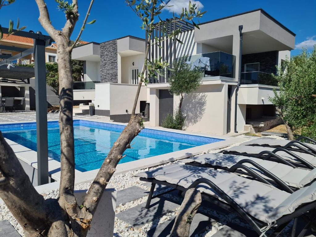 Villa con piscina y casa en Villa M&M, en Sevid