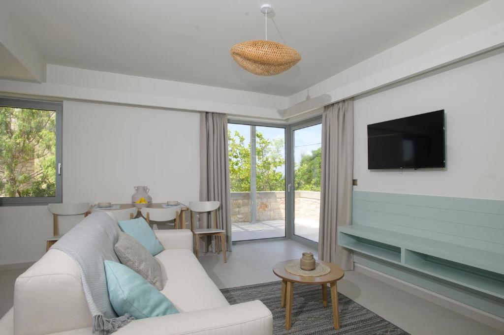 Televízia a/alebo spoločenská miestnosť v ubytovaní Callisto Seaside Homes & Suites